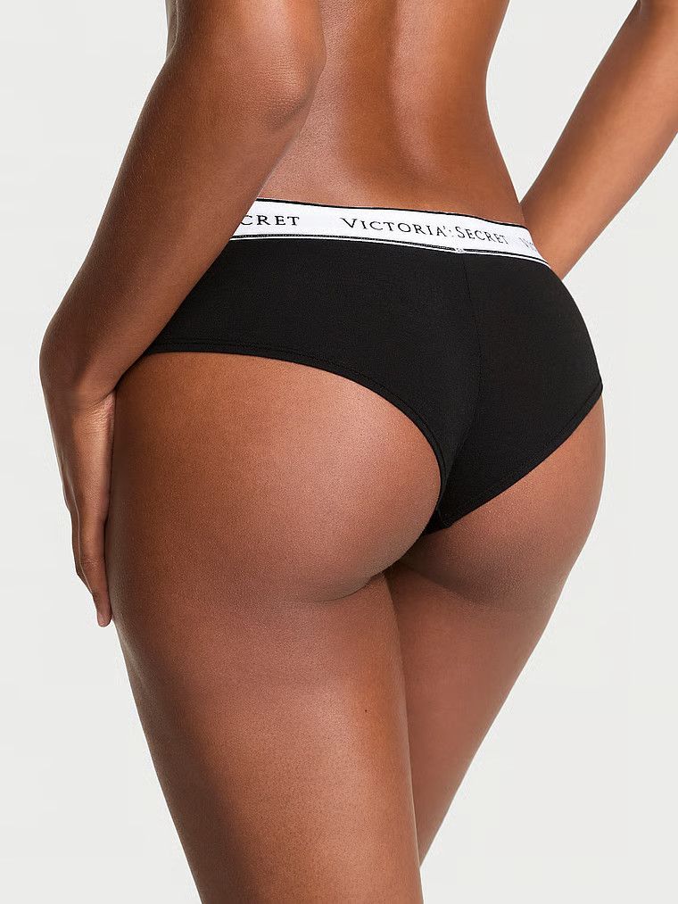 Bavlněné kalhotky s logem Cheeky v pase. Výrobek je černý a pochází z kolekce Cotton.