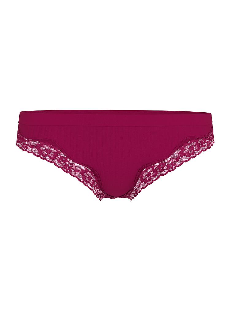 Tanga s krajkou na okrajích z bezešvého žebrování. Produkt je růžový a pochází z kolekce Body by Victoria.