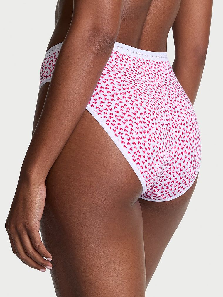 Bavlněné slipy s vysoko střiženými nohavičkami. Produkt je vzorovaný a pochází z kolekce Victoria's Secret.