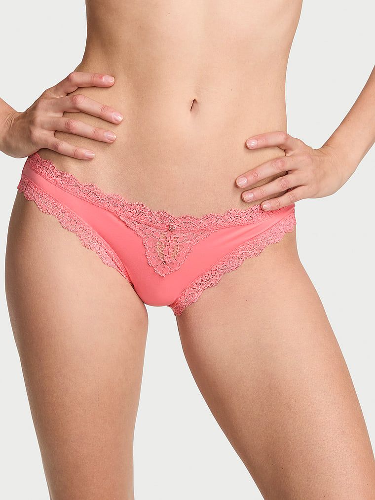 Krajkové kalhotky na okrajích bikin s krajkovým lemem. Produkt je růžové barvy a pochází z kolekce Dream Angels.