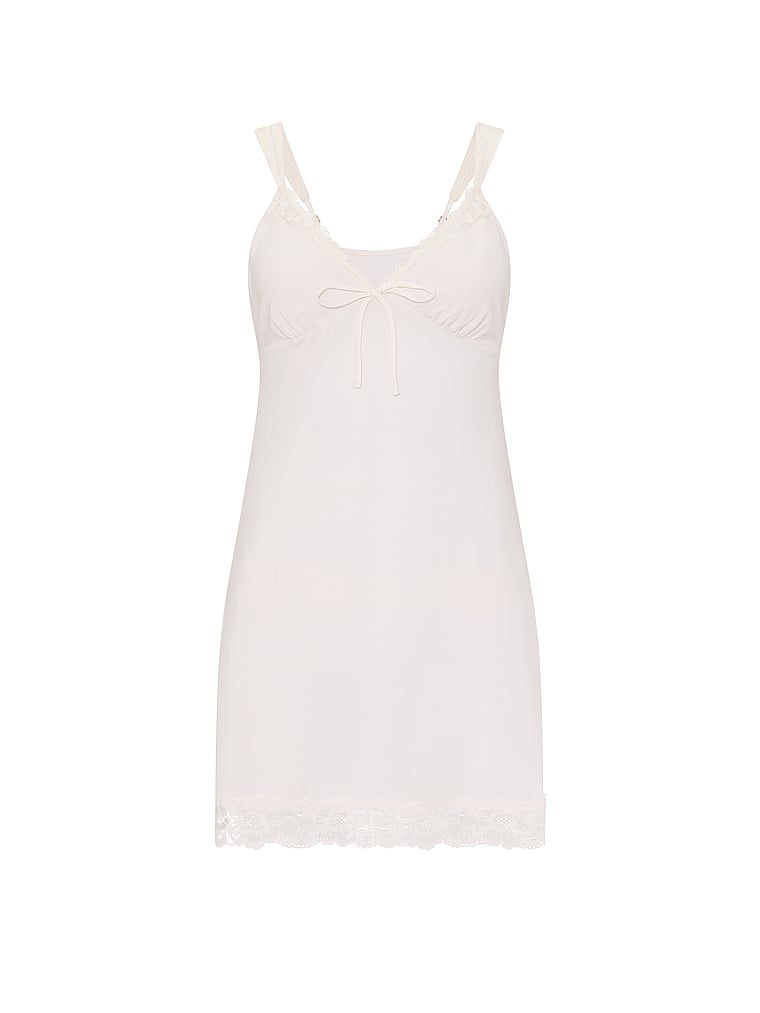 Noční košile vyrobená ze SoSoft modalu. Produkt je bílé barvy a pochází z kolekce Victoria's Secret.