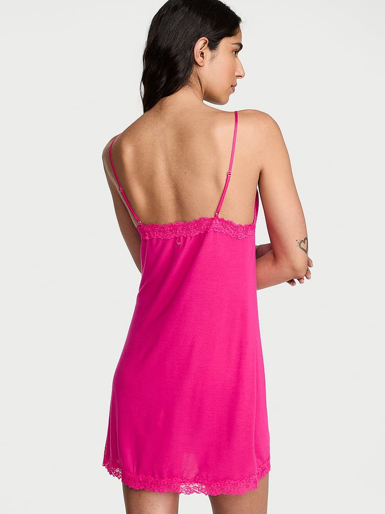 Noční košile vyrobená ze SoSoft modalu. Produkt je růžové barvy a pochází z kolekce Victoria's Secret.