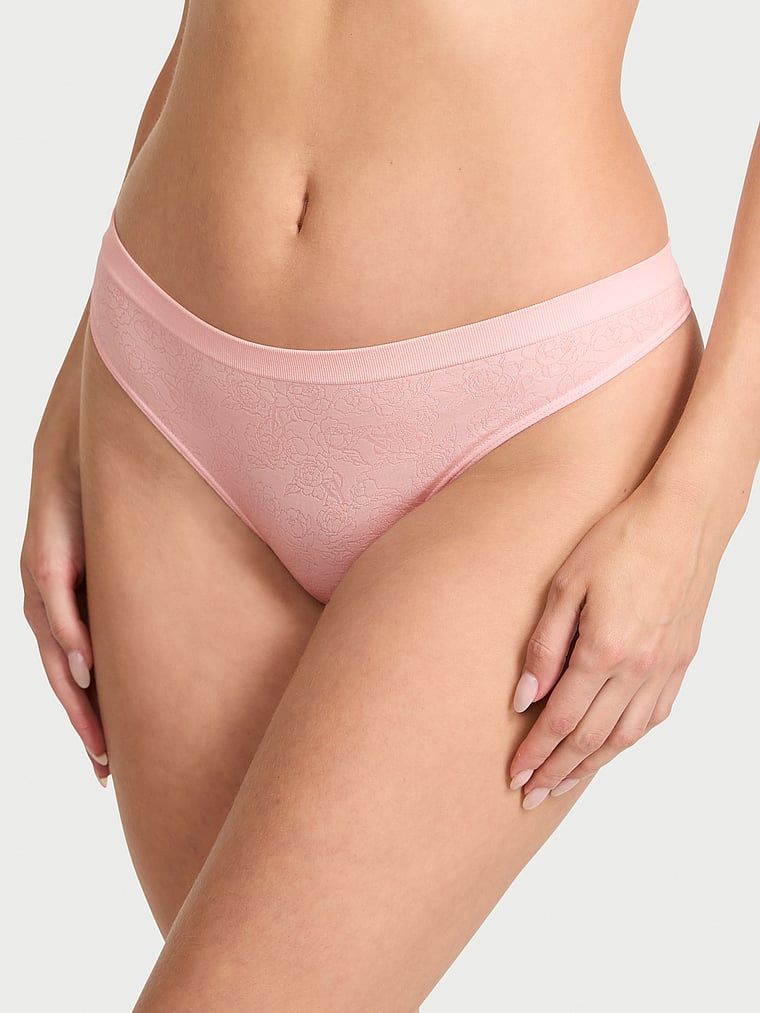 Bezešvá tanga. Produkt má květinový vzor a pochází z kolekce Bezešvé.