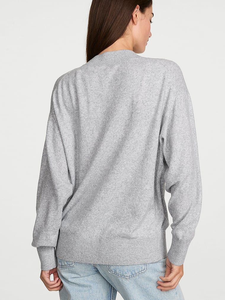 Luxe Knit svetr na knoflíky. Produkt je šedé barvy a pochází z kolekce Victoria's Secret.