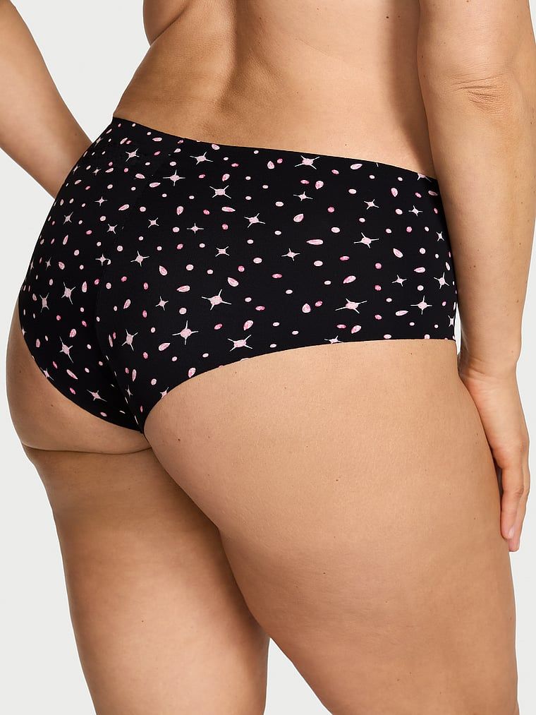 Bezešvé kalhotky No-Show Cheeky. Produkt je vzorovaný a pochází z kolekce No-Show.