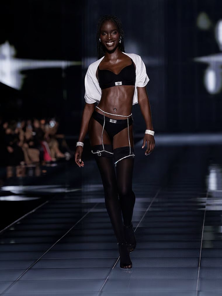 Bavlněné oversize tričko VSFS 2025. Produkt je bílé barvy a pochází z kolekce Angel Essentials.