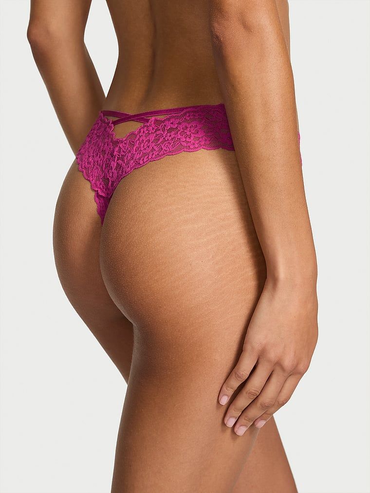 Krajková tanga s ramínky na zádech značky Blossom. Produkt je růžové barvy a pochází z kolekce Lacie.
