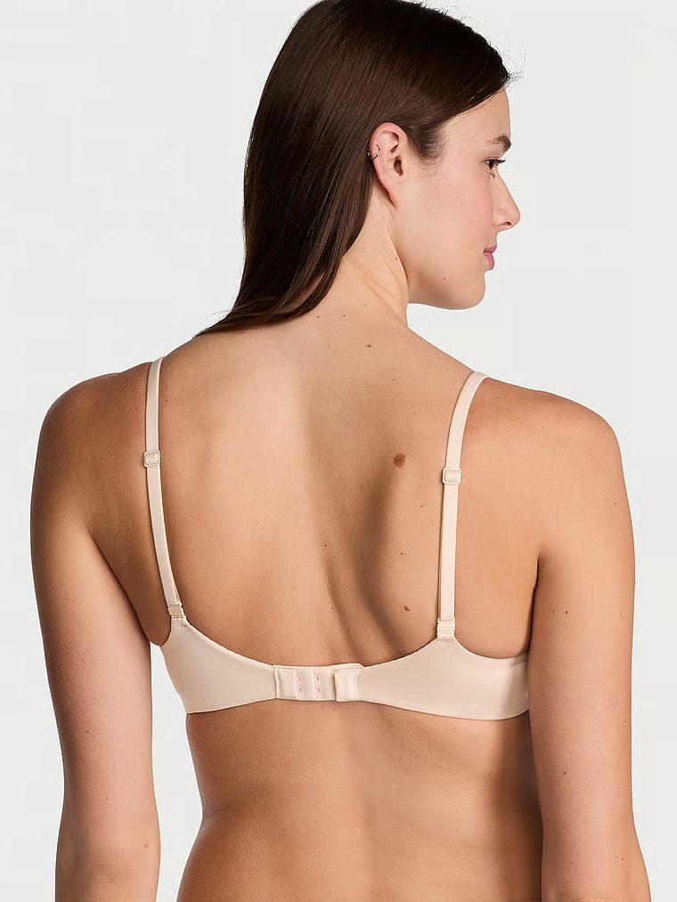 Mírně vyztužená podprsenka se silně vsazenými košíčky Infinity Edge. Produkt je béžový a pochází z kolekce Body by Victoria.
