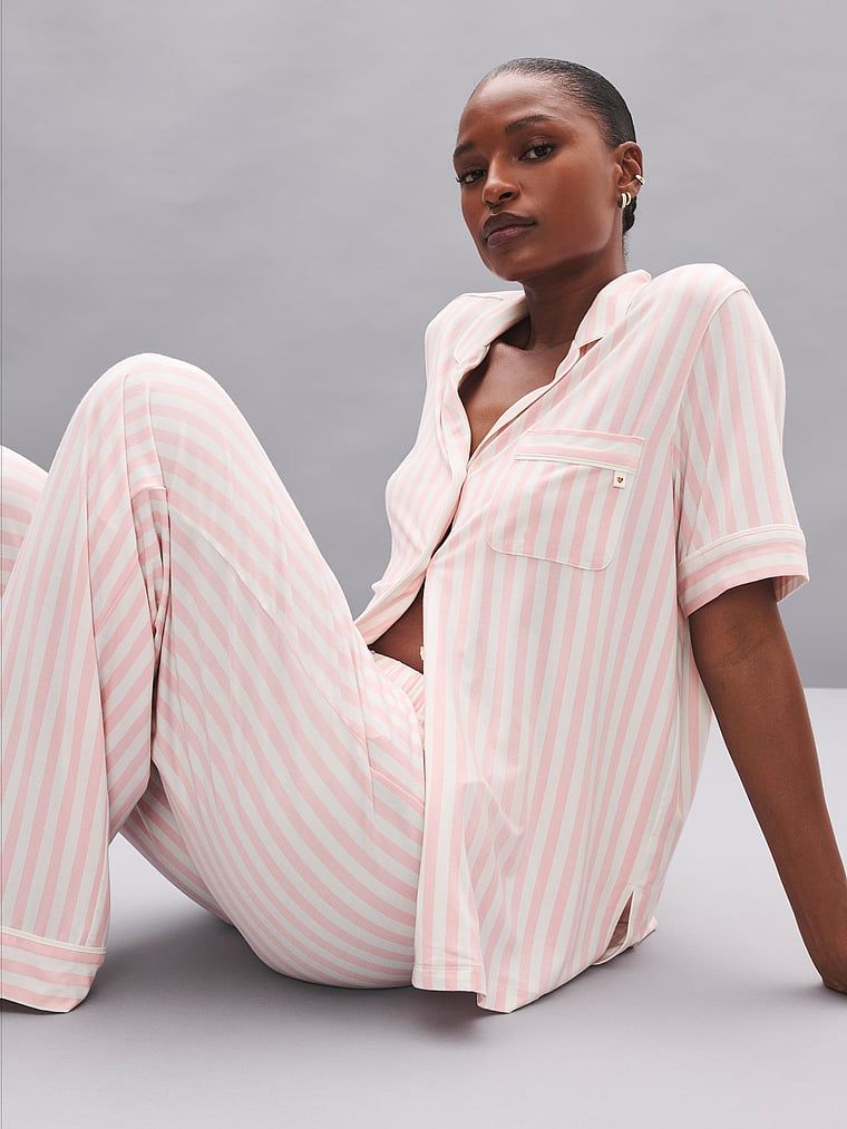Modal pyžamo s krátkými rukávy a dlouhé kalhoty SoSoft. Produkt má vzorovanou barvu a pochází z kolekce Victoria's Secret.