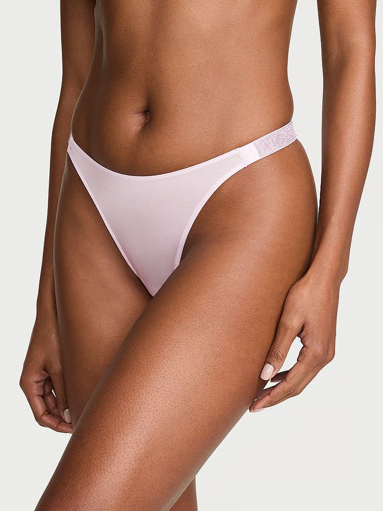 Tanga s lesklými ramínky Shine Strap. Produkt je fialové barvy a pochází z kolekce Very Sexy.