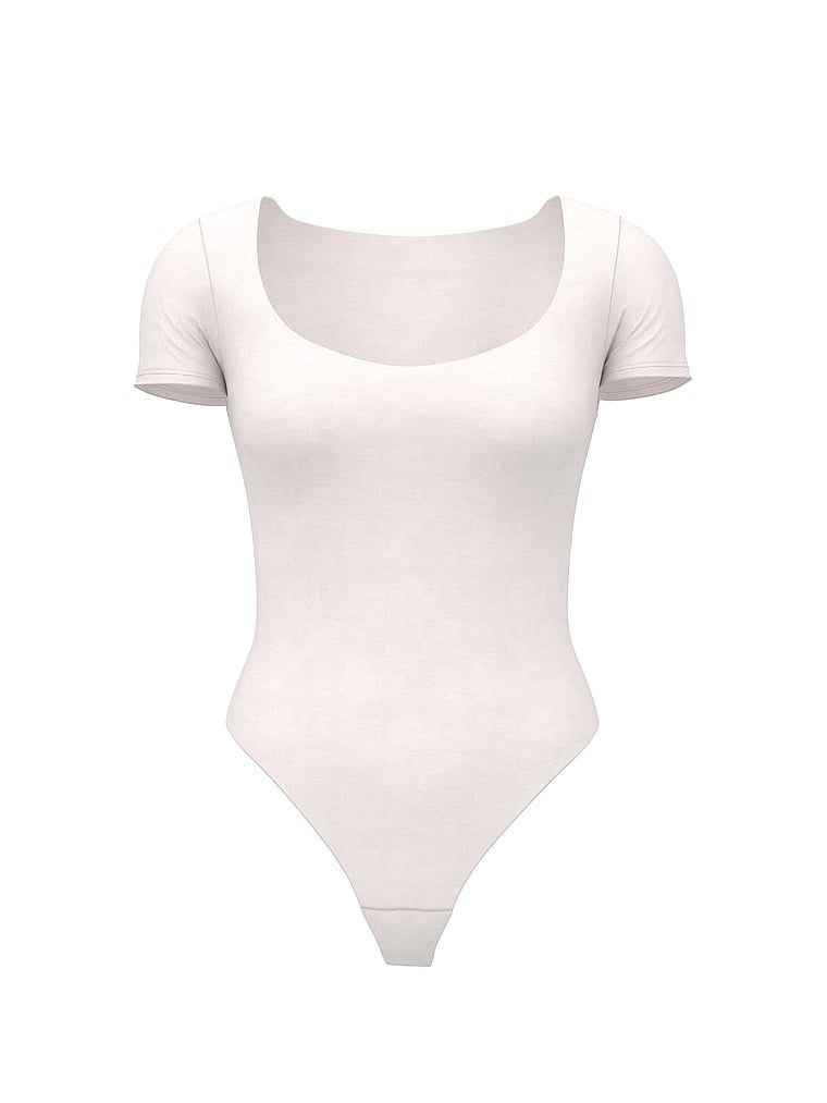Body s krátkými rukávy a hranatým výstřihem FeatherSoft. Produkt je bílý a pochází z kolekce Victoria's Secret.