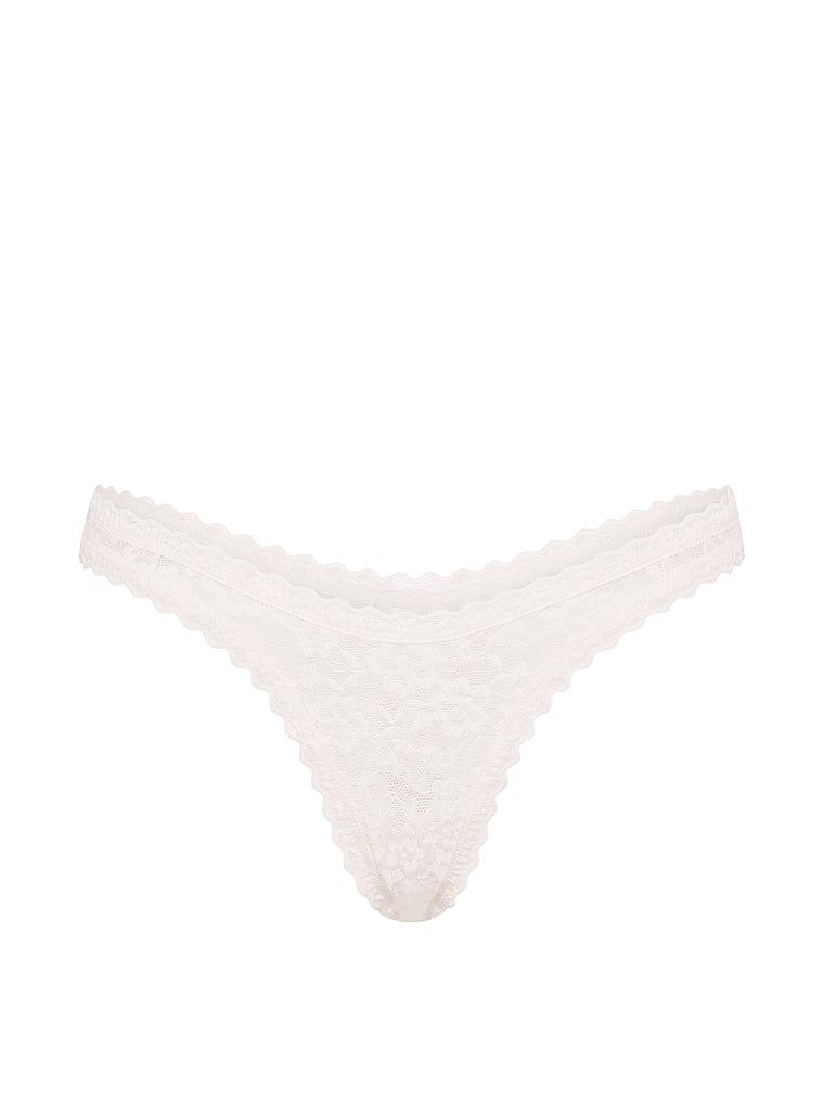 Ultra-Mini Scoop krajkové tanga. Produkt je bílé barvy a pochází z kolekce Lacie.