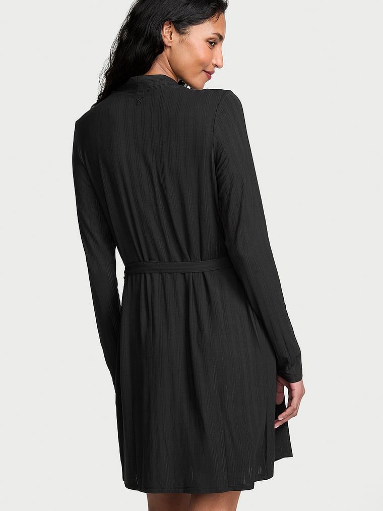 Župan v modálu SoSoft Ultra-Fine. Produkt je černý a pochází z kolekce Victoria's Secret.