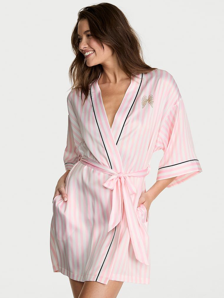 Typický saténový krátký župan. Produkt má pruhovaný vzor a pochází z kolekce Victoria's Secret.