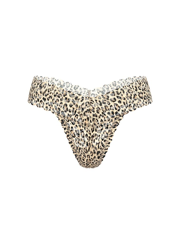 Tanga z rozkvetlé krajky. Produkt má vzor se zvířecím motivem a pochází z kolekce Lacie.