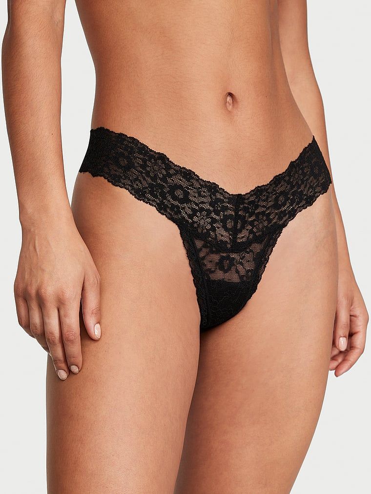 Tanga s krajkou Lace. Produkt je černý a pochází z kolekce Lacie.