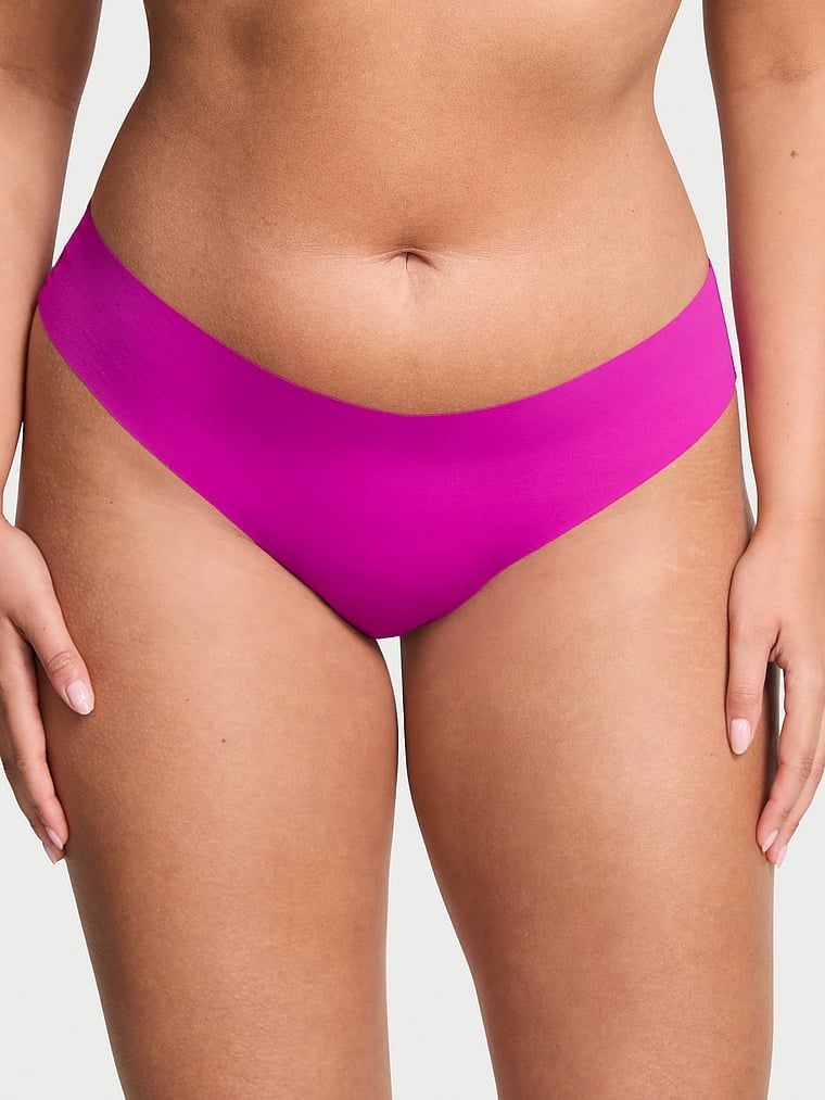 Bezešvá tanga s ramínky na zadní straně No-Show Strappy. Produkt má fialovou barvu a pochází z kolekce No-Show.