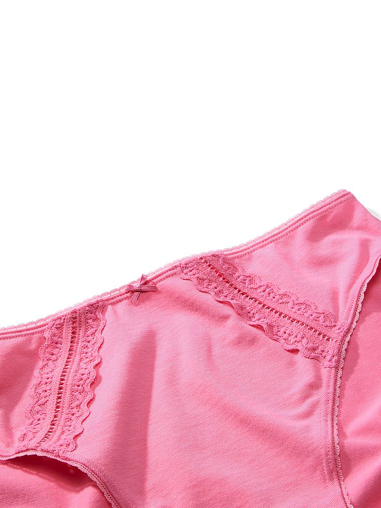 Bavlněné kalhotky s vložkami na krajku. Produkt je růžové barvy a pochází z kolekce Victoria's Secret.