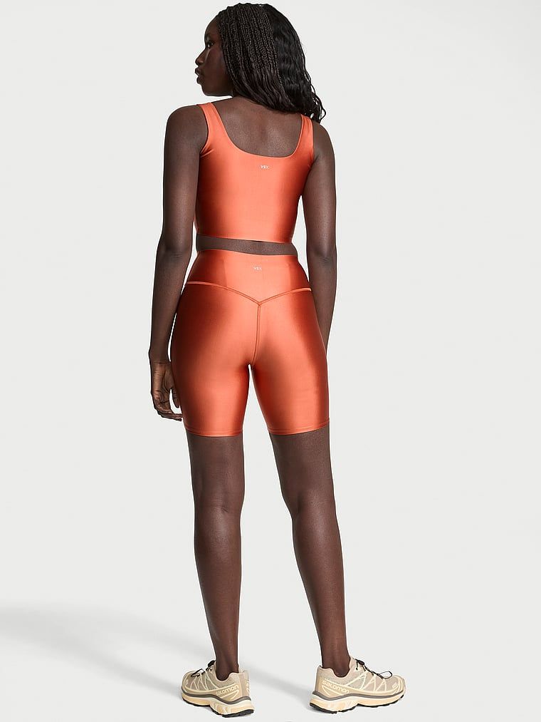 Sportovní kraťasy vyrobené z lesklého materiálu VSX GlossyTech. Produkt je oranžový a pochází z kolekce VSX.