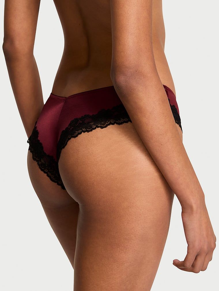Krajkové kalhotky s krajkou na okrajích a vysoko střiženými nohavičkami: Lace-Lem Cheeky. Produkt je červené barvy a pochází z kolekce Very Sexy.