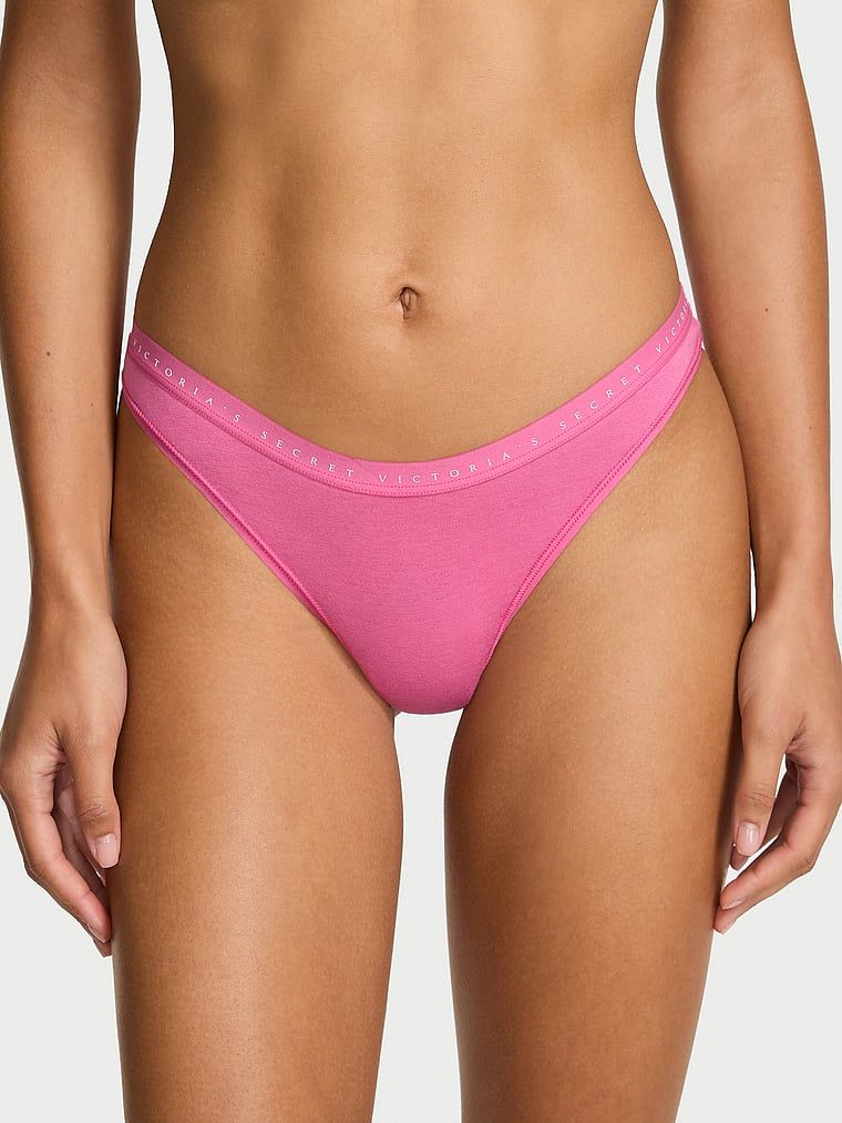 Bavlněná tanga s vysokými nohavicemi. Produkt má růžovou barvu a pochází z kolekce Victoria's Secret.