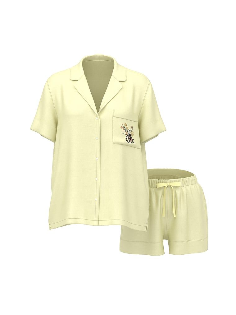 Satěnové pyžamo s podpisovými kraťasy. Produkt je žluté barvy a pochází z kolekce Victoria's Secret.