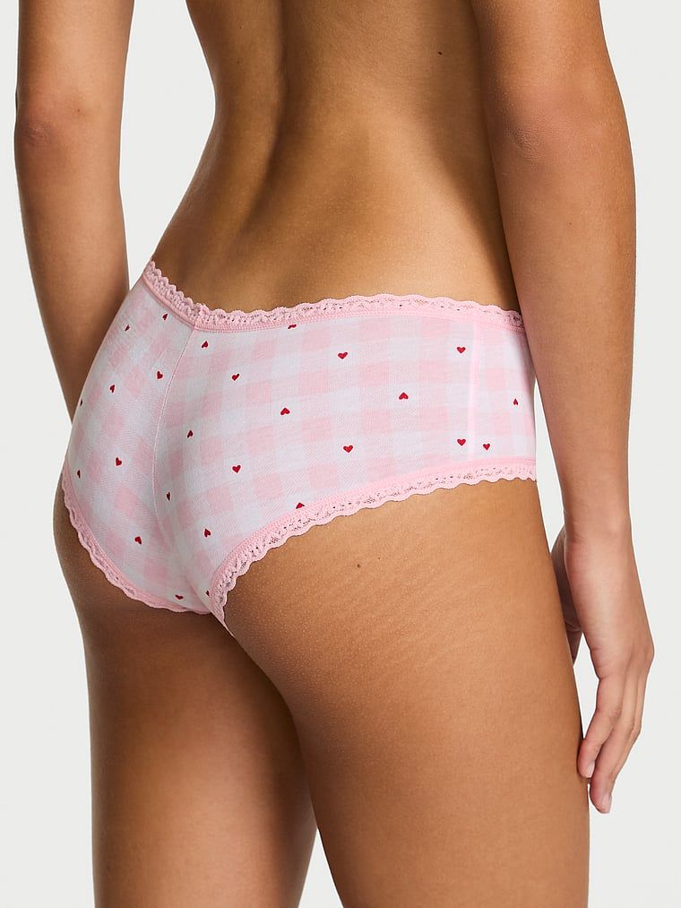 Bavlněné kalhotky s krajkou na okrajích Lace-Waist Cheeky. Produkt je vzorovaný a pochází z kolekce Lace Trim.
