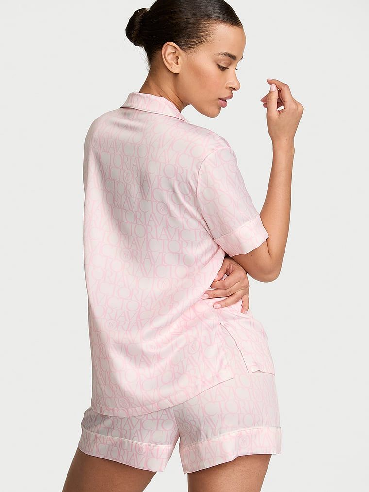 Satěnové pyžamo s podpisovými kraťasy. Produkt je vzorovaný a pochází z kolekce Victoria's Secret.