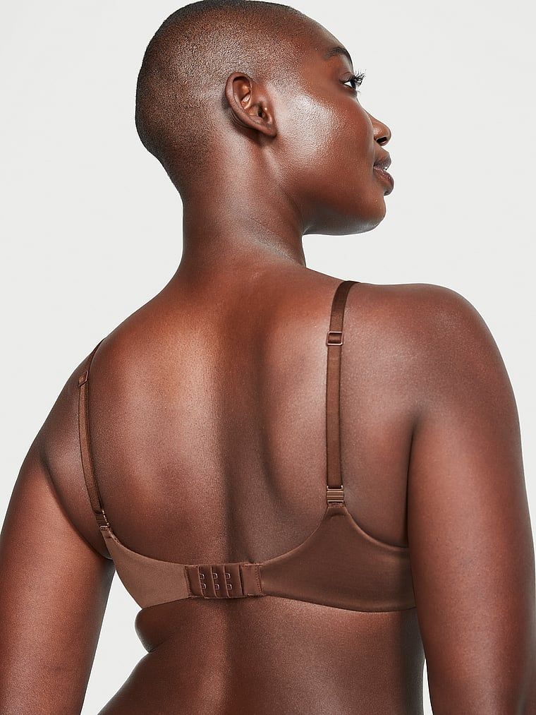 Nevyztužená podprsenka Invisible Lift Smooth Demi. Produkt je hnědý a pochází z kolekce Body by Victoria.