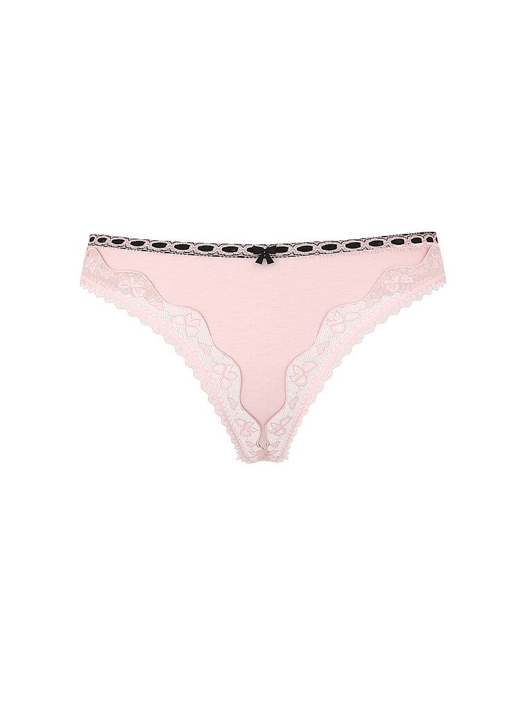 Bavlněné tanga s motlou s krajkou a lemem. Produkt je růžové barvy a pochází z kolekce Lace Trim.