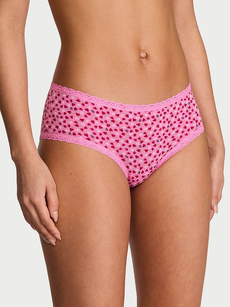 Bavlněné kalhotky s krajkou na okrajích Lace-Waist Cheeky. Produkt je vzorovaný a pochází z kolekce Lace Trim.