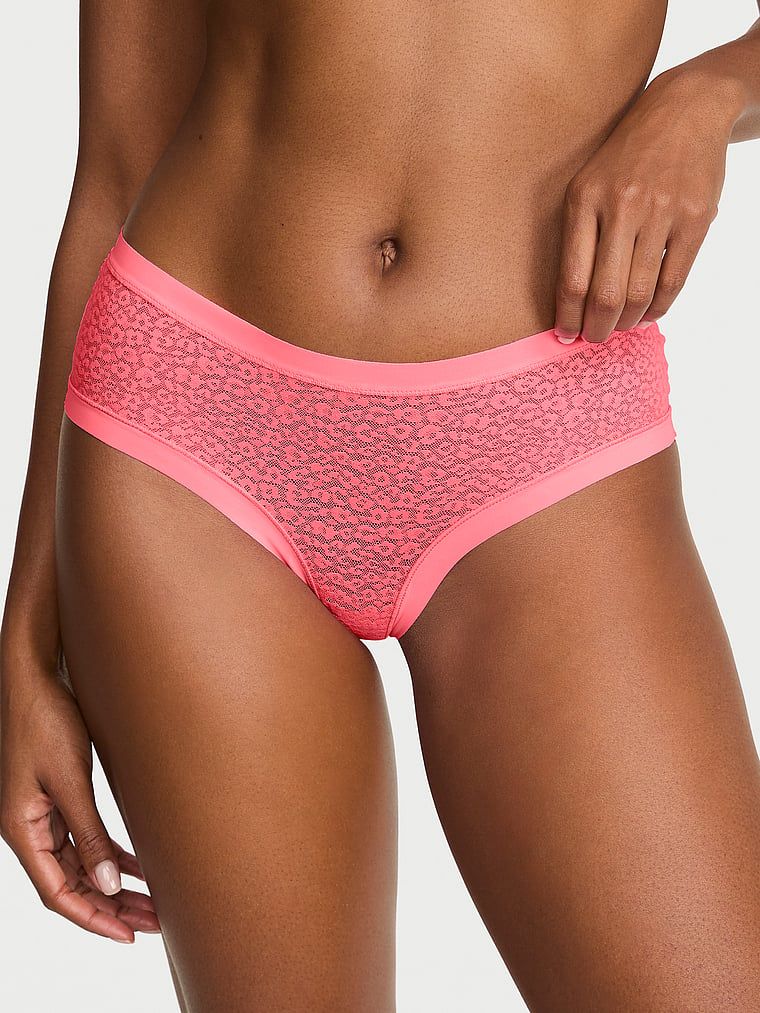 Leopardí drzé leopardí krajkové kalhotky. Produkt je růžové barvy a pochází z kolekce No-Show.