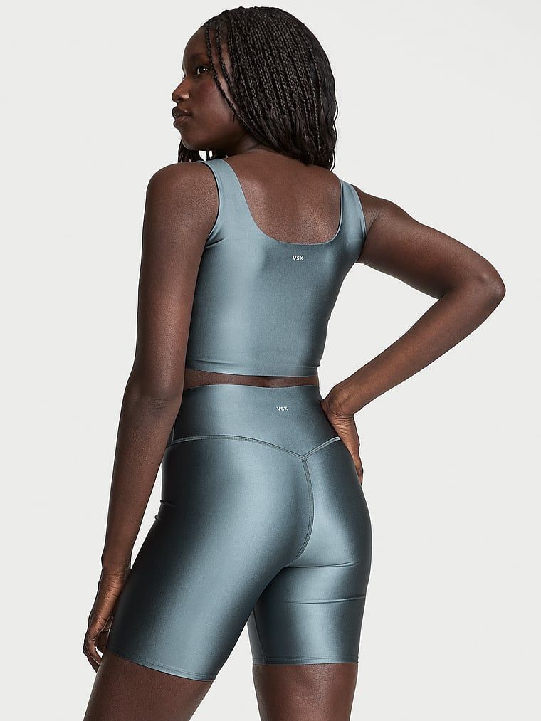 Sportovní kraťasy vyrobené z lesklého materiálu VSX GlossyTech. Produkt je šedý a pochází z kolekce VSX.