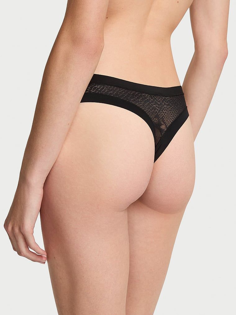 Síťované tanga s hadem bez záběrů. Produkt je černý a pochází z kolekce No-Show.