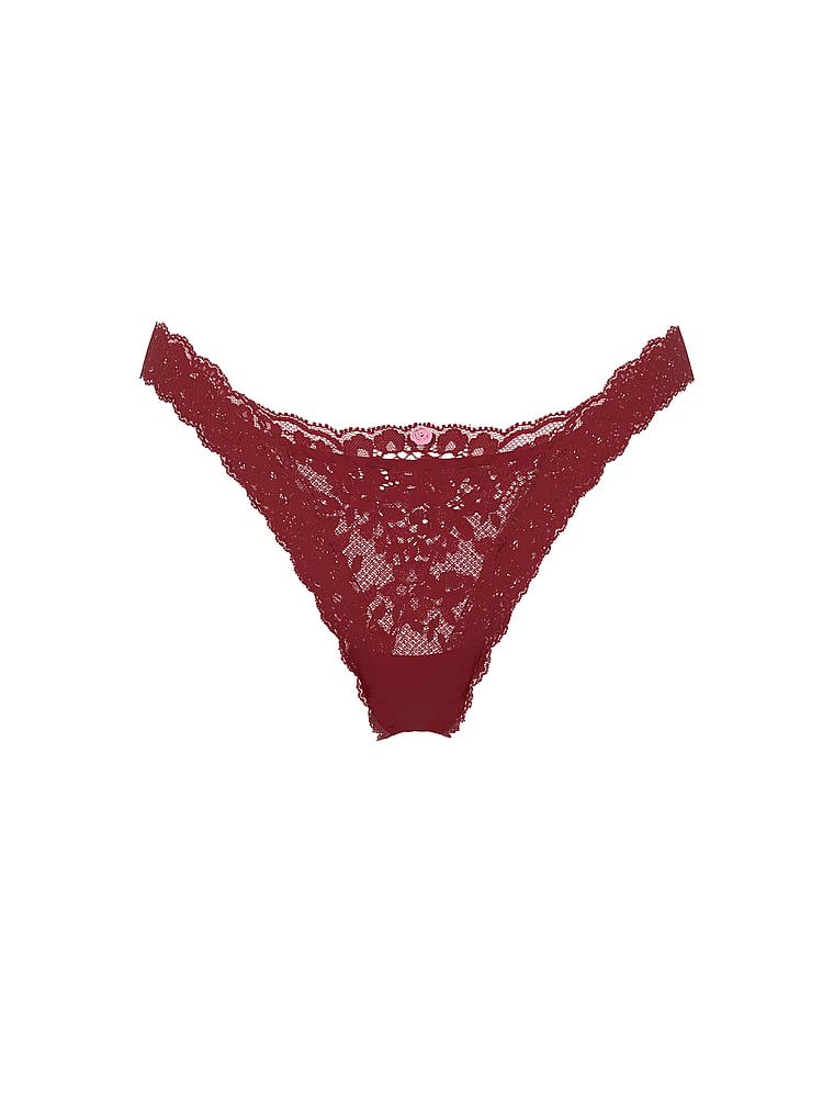 Brazilské krajkové kalhotky. Produkt je červené barvy a pochází z kolekce Body by Victoria.