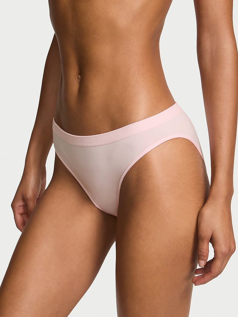 Kalhotky s mašličkou vzadu Bezešvé bikiny s mašlí. Produkt má růžovou barvu a pochází z kolekce Bezešvé.