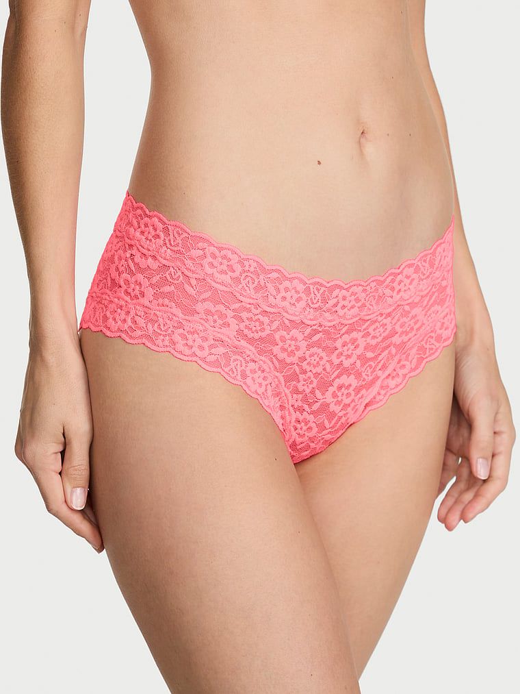 Krajkové kalhotky s ramínky vzadu Blossom Cheeky. Produkt je růžové barvy a pochází z kolekce Lacie.