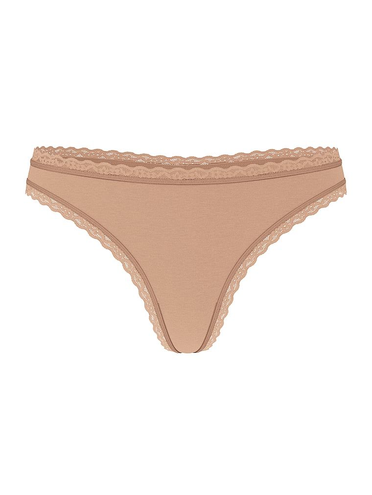 Bavlněná tanga s krajkou na krajkách v pase. Produkt je béžový a pochází z kolekce Lacie.