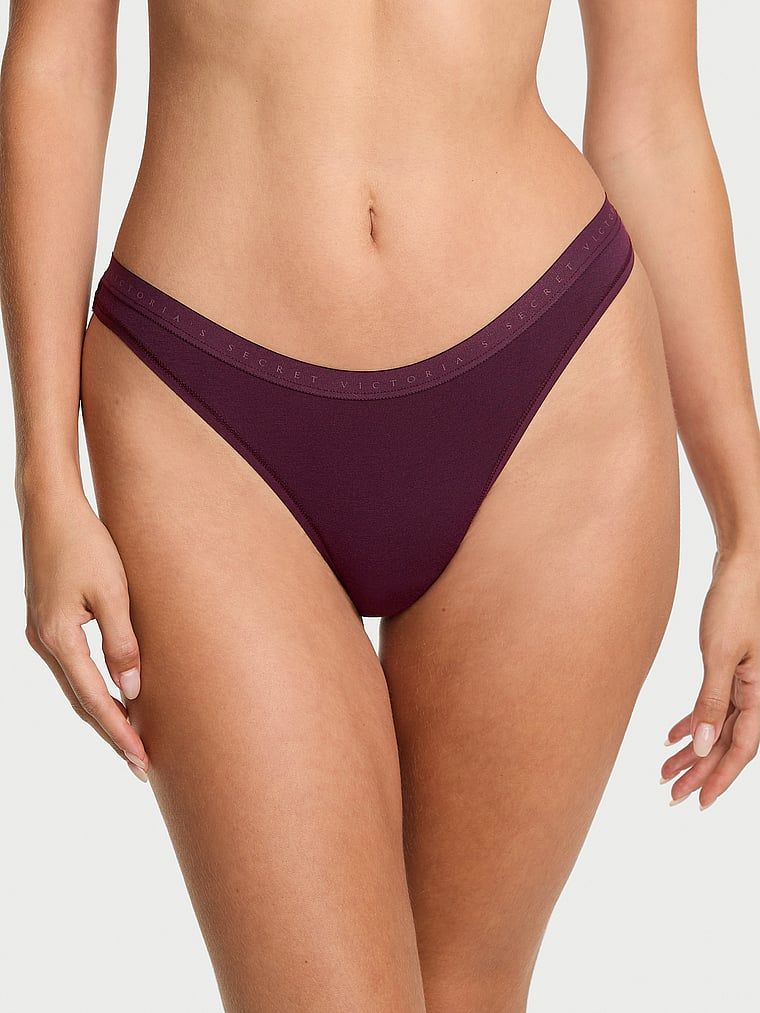 Bavlněná tanga s vysokými nohavicemi Scoop. Produkt je fialový a pochází z kolekce Body by Victoria.