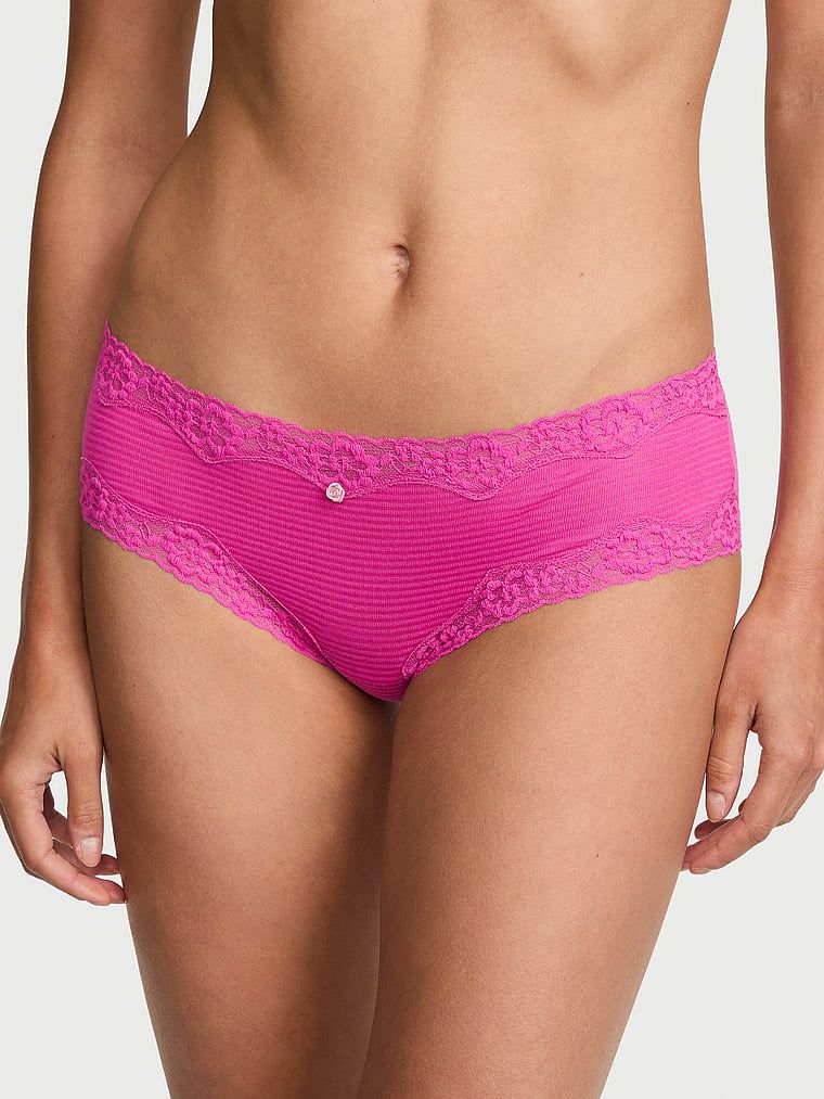 Pruhované bavlněné kalhotky s krajkou na okrajích. Drzé. Produkt je růžové barvy a pochází z kolekce Lace Trim.