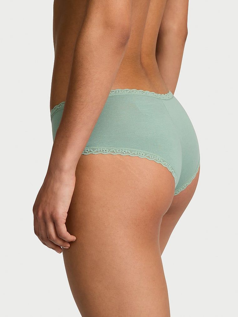 Bavlněné kalhotky s krajkou na okrajích Lace-Waist Cheeky. Produkt je zelený a pochází z kolekce Lacie.