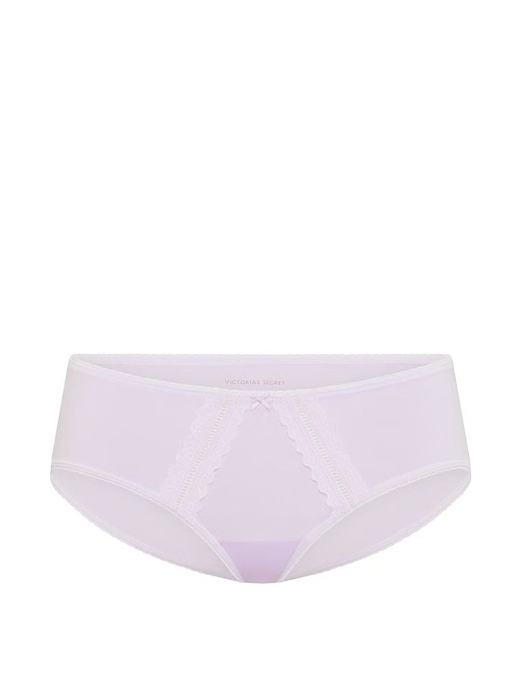 Bavlněné kalhotky s vložkami Hiphugger s krajkovým lemováním. Produkt je fialové barvy a pochází z kolekce Victoria's Secret.