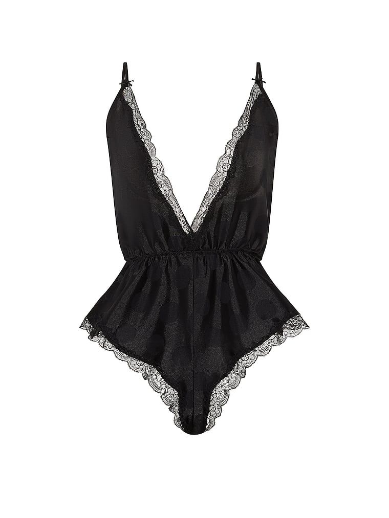 Tease Dot saténový pyžamový oblek. Produkt je černý a pochází z kolekce Victoria's Secret.