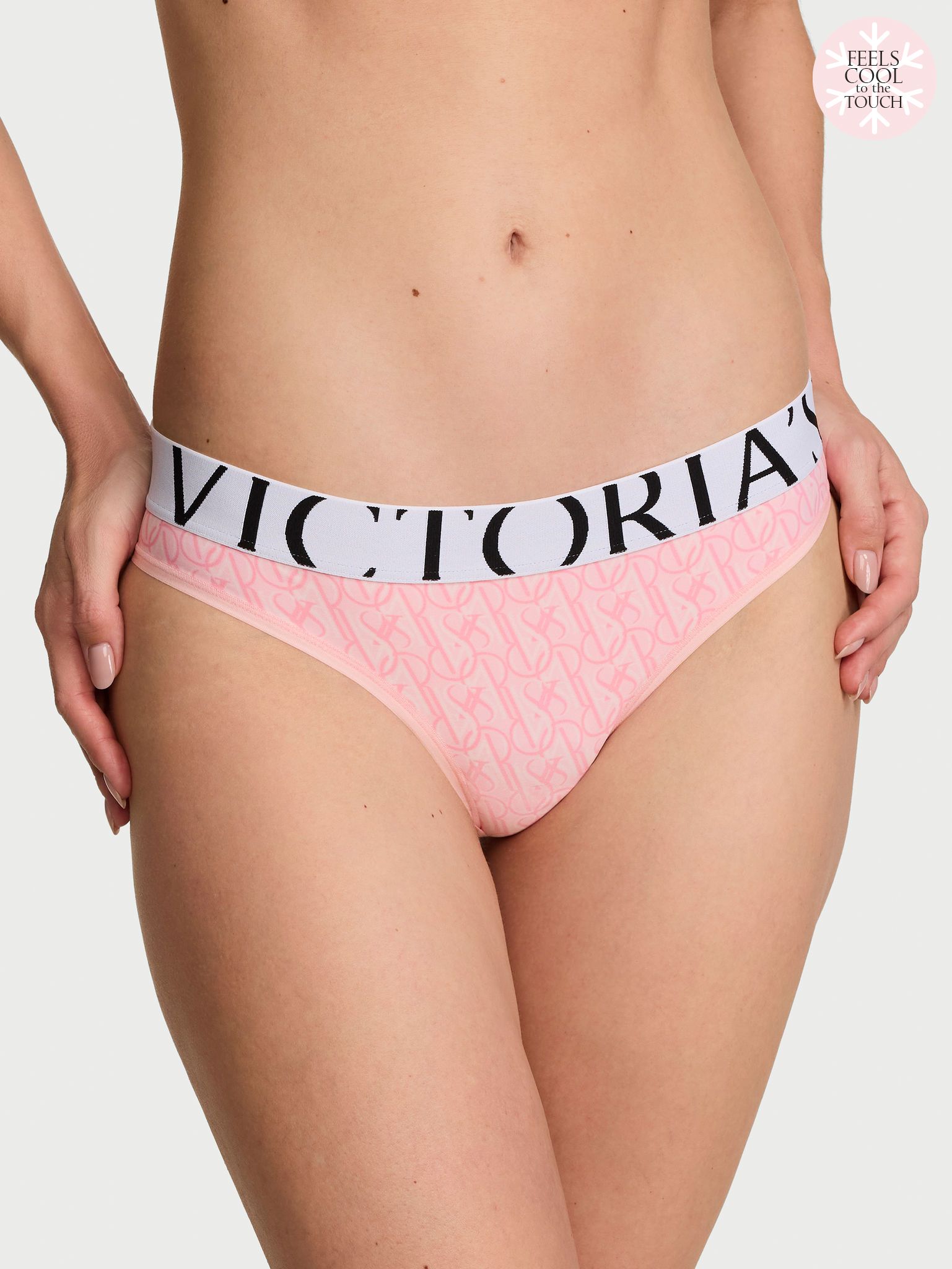 Tanga s logem Cool. Produkt je vzorovaný a pochází z kolekce Cotton.