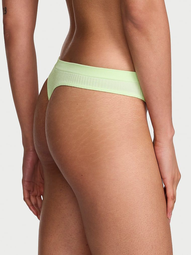 Tanga bez švu na průsvitném žebru. Produkt je zelené barvy a pochází z kolekce Seamless.