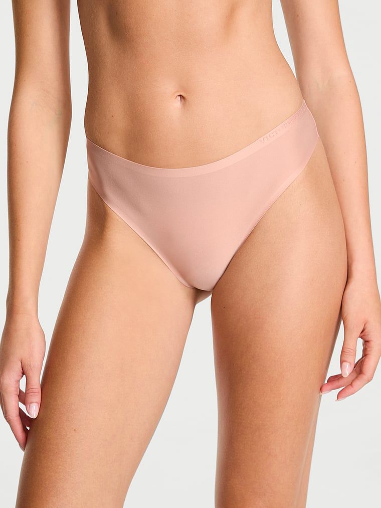 Flexibilní tanga z mikrovlákna. Produkt je béžový a pochází z kolekce Body by Victoria.