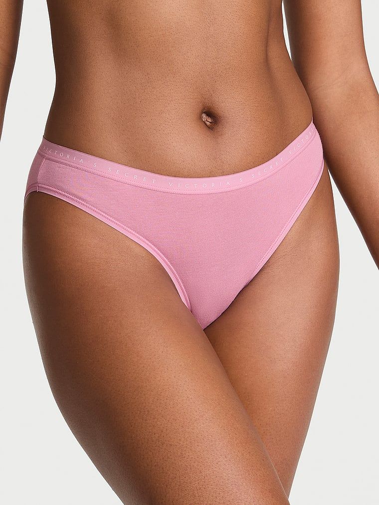 Bavlněné bikiny kalhotky. Produkt je růžový a pochází z kolekce Victoria's Secret.