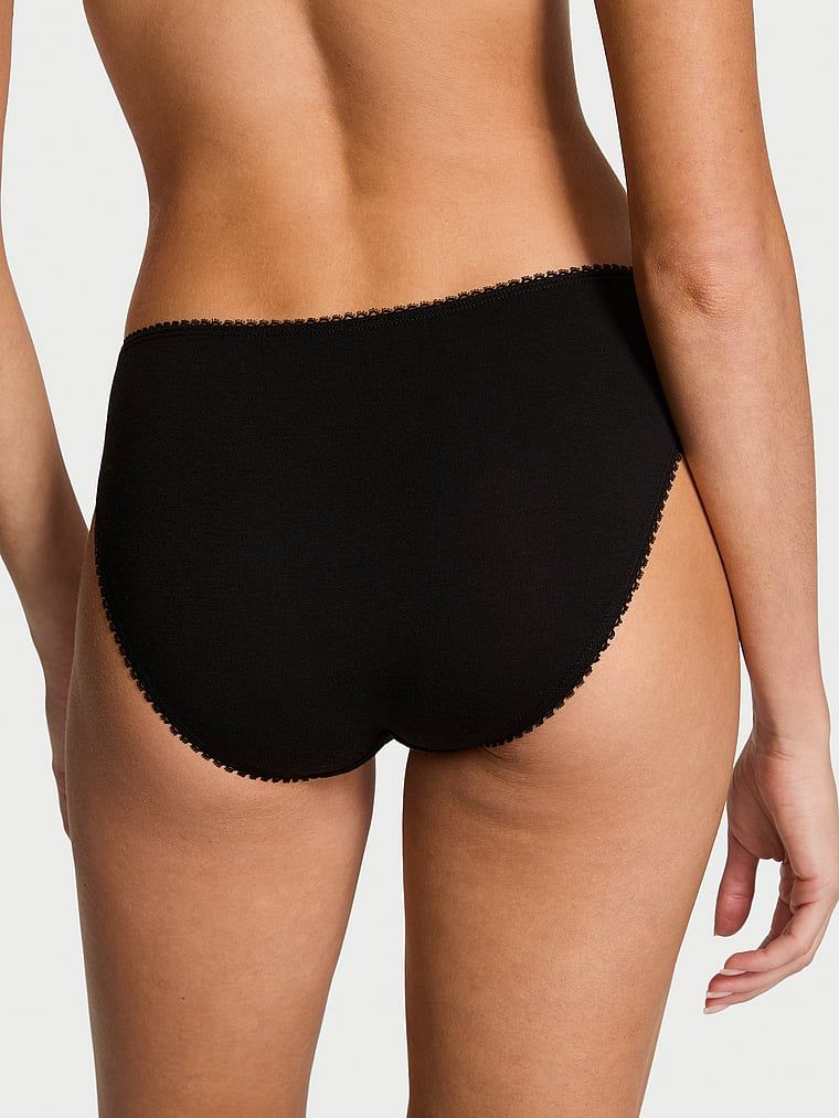 Bavlněné kalhotky s flitry Sparkle Bikini. Produkt je černý a pochází z kolekce Victoria's Secret.