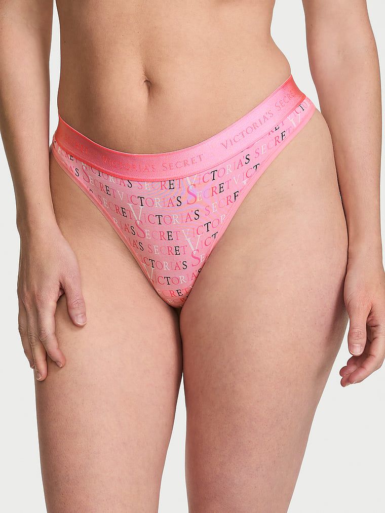 Bavlněné tanga s logem v pase. Produkt má vzorovanou barvu a pochází z kolekce Cotton.