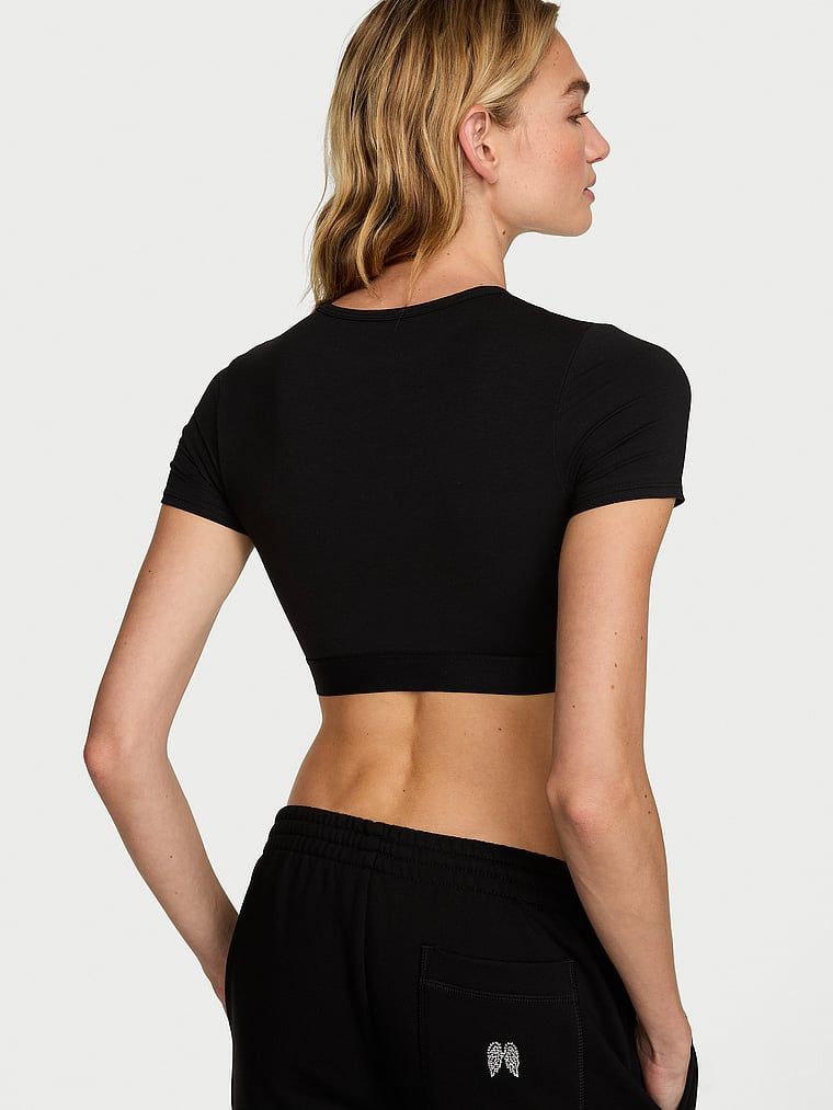 Crop top bavlněná braletka s krátkými rukávy Shine Patch. Produkt je černý a pochází z kolekce triček.